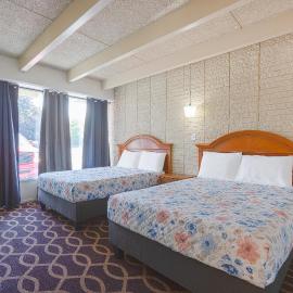 Sonrise Inn Lincoln Hwy By OYO، فندق في Breezewood