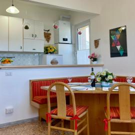 Il NIDO del MERLO-spazioso appartamento con giardino, parcheggio e Bikepark gratis, hotel u gradu Verbanija