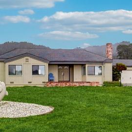 Ocean-View Manor with Large Yard Walk to Beach, hotel a Fort Bragg
