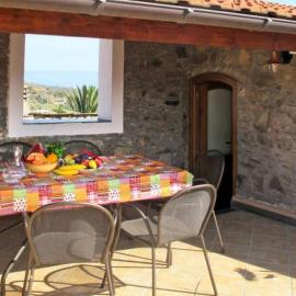 HOST4U - AGRITURISMO Il Geco V, Appartamento con Terrazza vista Mare & Montagne, hotell i Civezza