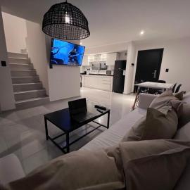 Duplex premium a 2 cuadras de la laguna con parrilla y cochera, отель в городе Часкомус