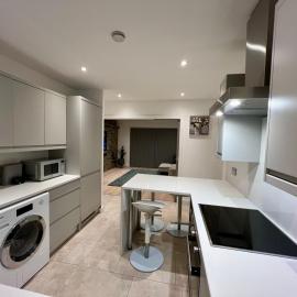 Entire Modern 2- Bedroom Apartment Modern Comfort Near Central London, хотел в Бромли
