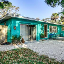 Englewood Bungalow 1 Mi to Beach: Pets Welcome!, hotel in Englewood