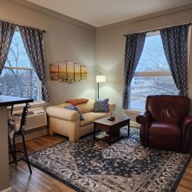 Spacious 2BR Apt Downtown, 2 Blocks from State Capitol