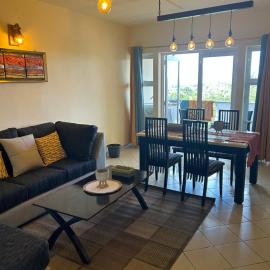 Le Majestic three bedroom apartment, hotel din Ebene