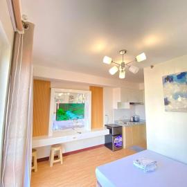 Studio Condo with Ocean View at the Balcony with Strong Wifi and Netflix，Pontud的飯店