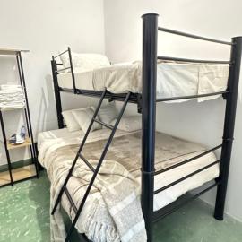 Habitación con dos camas y servicios