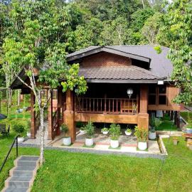 Charming Nature Kampung Home for Family Getaways، فندق في Benta