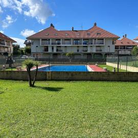 Acogedor dúplex en urbanización con piscina en Ajo, хотел в Ахо