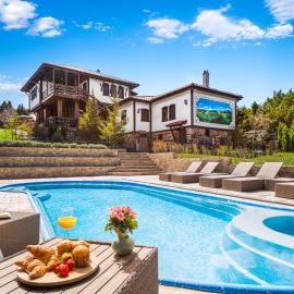 Vila Toplika, hotel a Kara Agach