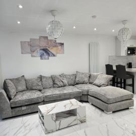 A stylish 3 bedroom house or Apartment in Greenhithe - Available for booking as individual Room or as a Whole apartment - 11mins walk to Greenhithe Train Station, 7 mins drive to Bluewater shopping mall