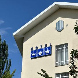 Tri Korony, Hotel in Tscholponata