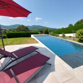 Villa 6pers avec piscine vue montagnes à 3km des plages, hotel in Urrugne