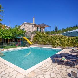 Villa Yiarios, готель у місті Pouládes