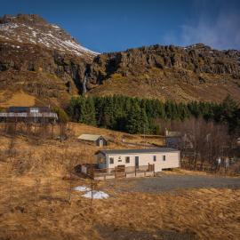 Home under a waterfall 7 mins from Glacier Lagoon、Jökulsárlónのホテル