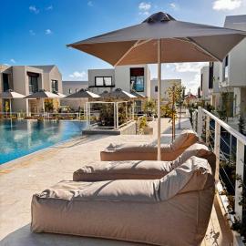 Avalon Gardens Pink&Blue Villa with swimming pools sauna restaurant gym, hotel en Emba