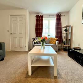 Delightfully decorated cosy two bedroom family home Great transport links to central London, hotel in Thamesmead
