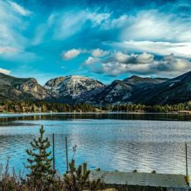 Elk Run cabin steps to lake in town 5 min to RMNP, hotel in Grand Lake