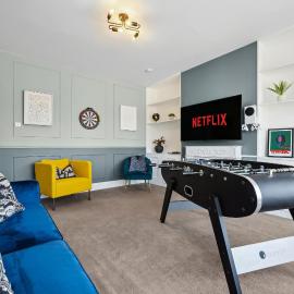 LONG TERM STAY SPECIAL OFFER AVAILABLE! 5-Bedroom Spacious, Stunning Design, Sociable Areas & Cosy House Near South Downs Park, Sleeps 11 with GAMES Room, PRIVATE PARKING and GARDEN - by Blue Puffin Stays