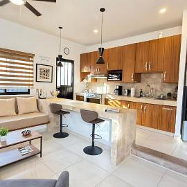 Ajijic 1 Bed Guesthouse-Great Location-Patio-Bikes-Pickleball Court-Golf Cart, hotel i Ajijic