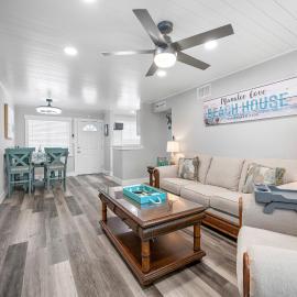 Manatee Cove! Canal side condo with water view! Half mile from AMI beaches!, hotel a Bradenton
