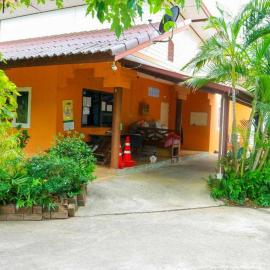 The Moon Resort Phetchaburi, hotel en Phetchaburi