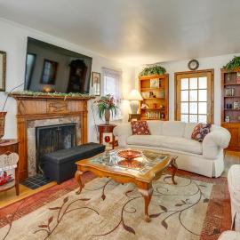 Walk to Detroit Zoo: Home w/ Sunroom & Patio!, hotel v mestu Royal Oak