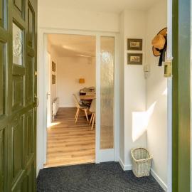 Bumble Bee Bungalow Serviced Accommodation, מלון בוויטני