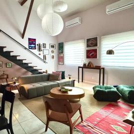 Descubra a Casa Felicidade em Belém! Climatizada, com sala ampla, 2 quartos, mezanino e Wi-Fi veloz. Localização central perto de atrações e gastronomia. Viva a Amazônia com conforto exclusivo. Reserve já sua experiência inesquecível!, hotel in Curro Velho