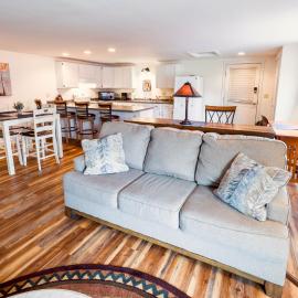 Upscale Moosehead lake Suite downtown Greenville, hotel in Greenville