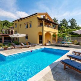 Villa Ivetta for 10 people near Opatija with sea view & children playground, hotel v destinaci Opatija