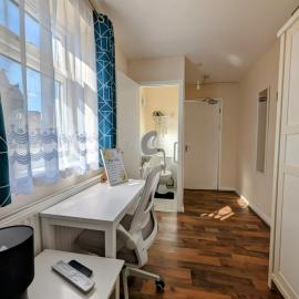 Large single Room with WC in Hounslow Town Centre, hotelli kohteessa Hounslow