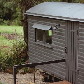 Train Carriage Tiny Home in the Byron Hinterland: Alstonvale şehrinde bir otel