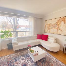 Sunny House - Main Floor, Free parking, in Toronto