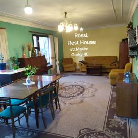 Rossi Rest House، فندق في ديليجان