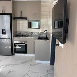 The Grove Studio Apartment, eSwatini, מלון במאנזיני