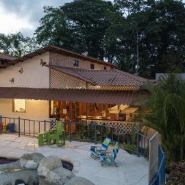 3BR Home Near Beach, Pool, Local Vibes, hotel a Manzanillo