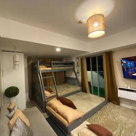 1-BR Condo with 4 BEDS, DINING, Karaoke,NETFLIX,YTpremium,GAMES,WIFI,25TH fLoor - Sunrise & Sunset CITY&POOL view , wrap-around BALCONY, hotel in San Fernando