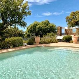 Superbe villa avec vue mer à Bormes les Mimosas, hotel in Bormes-les-Mimosas
