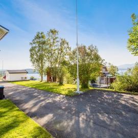 Leilighet på Finnsnes, Senja, מלון בSenja