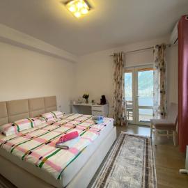 Bright & Cozy Room with Balcony, hotel in Çorovodë
