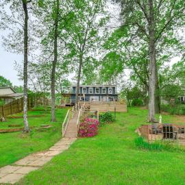 Waterfront House on Toledo Bend w/ Private Dock!, hotel in Alliance