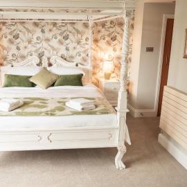 5 Bed Luxury Townhouse with Hot Tub, Rooftop Terrace, Perfect for Groups, Near Cruise Terminal, hotel in Southampton