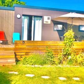 Cottage Premium, camping 5* avec parc aquatique, hotel in Hudimesnil