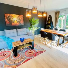The Villa Toscana, a serene retreat in Center of Friedrichshafen City with lush green lawns, terrace & private garage- Lidl, Bakery walking distance- Bodenseecenter, Sportsbad 3 mins, Lake 7 mins, hotel u gradu Fridrihshafen