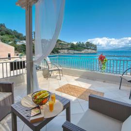 Seafront studio, Hotel in Longos