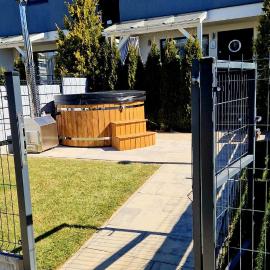 FLAUTA Całoroczne domki z prywatną balią, sauną i jacuzzi โรงแรมในเชียโนเซตี