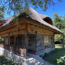 Casa cu Stuf - Căsuță de Poveste cu Acoperiș de Stuf Refugiu Rustic și Modern în Natură lângă pârâu Loc de joaca pentru Copii Parcare Foișor, hotel in Marga