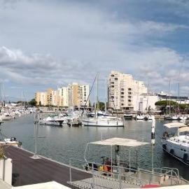 Appartement Spacieux 2 chambres, 4 personnes, Terrasse Vue Port , WIFI gratuit et Parking privé gratuit, lave linge, congélateur, situé près de la plage, commerces, marché et restaurants