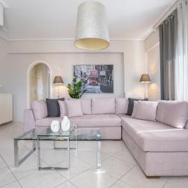 Luxury Apt Near The Airport, hotel a Spata